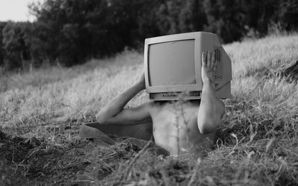 A televisão clandestina surgiu da combinação entre o avanço tecnológico e o espírito contestador da época. Equipamentos como transmissores caseiros, videocassetes e câmeras analógicas tornaram-se mais acessíveis, permitindo que produtores independentes experimentassem novas formas de expressão audiovisual