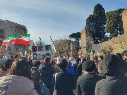 Il governo aveva reagito duramente alla protesta, con l’uso sistematico di forza letale e arresti di massa, portando a varie stragi nelle città come Rasht e Fardis nei primi giorni di gennaio. Manifestazione a sostegno del popolo iraniano, febbraio 2026. Roma, Italia