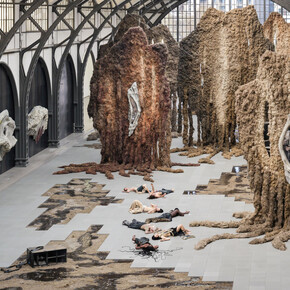 Klára Hosnedlová, Embrace, exhibition view. Courtesy of Hamburger Bahnhof 