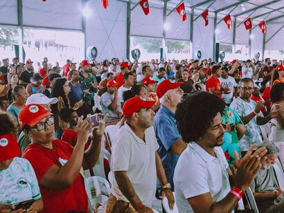 Público acompanha o evento em pé e aplaude as atividades realizadas. Para o autor, a participação coletiva continua sendo fundamental para enfrentar desigualdades e formas de dominação social