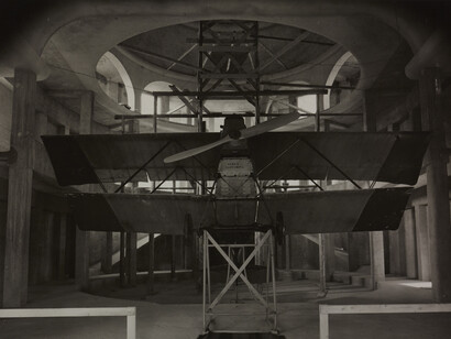 Gardone Riviera (Brescia). Il Vittoriale degli Italiani. Il posizionamento dell’aereo del volo su Vienna (S.V.A.) nella cupola di Schifamondo (1938)