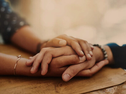 Acercamiento a las manos unidas de dos personas