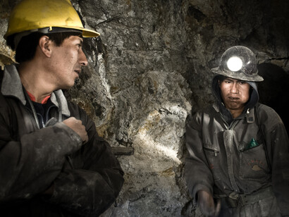Minatore che mastica coca all’interno delle miniere