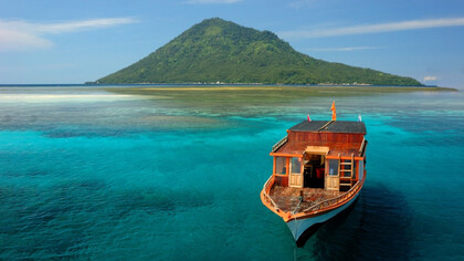 Il profilo inconfondibile dell’isola di Manado Tua col suo perfetto cono vulcanico