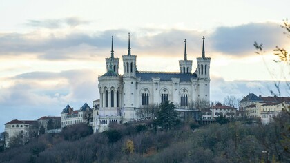 Un monument emblématique de Lyon, France 'La Basilique Notre-Dame de Fourvière' 