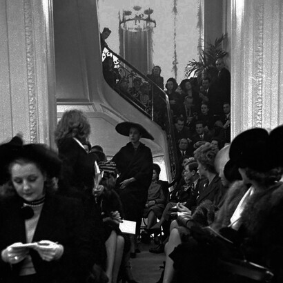 La sfilata della collezione Primavera-Estate 1947 alla maison Christian Dior in Avenue Montaigne