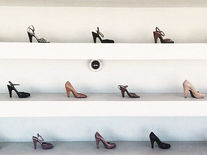 Estantería con zapatos en el interior de la tienda de Parada abandonada en medio del desierto de Texas, EE.UU.