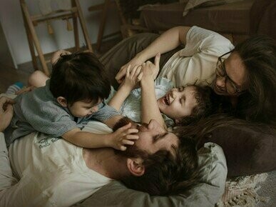 Pais e casal de filhos. A falta de responsabilização dos responsáveis, que não utilizam o diálogo como ferramenta de educação, leva à negligência no cumprimento do dever de orientar seus filhos. Muitos simplesmente transferem essa responsabilidade para a escola ou terceiros, sem ensinar valores básicos de convivência e respeito. Como consequência, educadores enfrentam a sobrecarga de lidar com crianças que não foram adequadamente guiadas em casa, ampliando os desafios na sala de aula e na socialização escolar