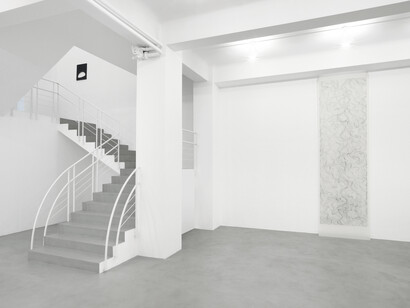 Dadamaino
(da sinistra a destra)
Volume, 1958
Tempera su tela forata, 50x40,5 cm
Sein und Zeit n. 2, 1995
Mordente su poliestere, 360x100 cm
Visione parziale della mostra
A arte Invernizzi, Milano
Courtesy A arte Invernizzi, Milano
Foto Bruno Bani, Milano