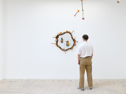 Alejandro García Contreras, Un río abrazando una montaña, vista de exhibición. Cortesía de Anat Ebgi