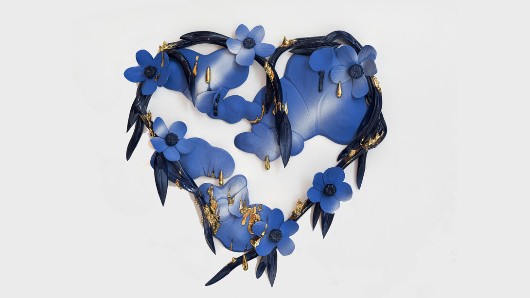 Alex Anderson, Daisy Chain, 2024, earthenware, glaze, gold luster, 22 x 22 x 3 in. Courtesy of the artist and Sargent's Daughters Gallery