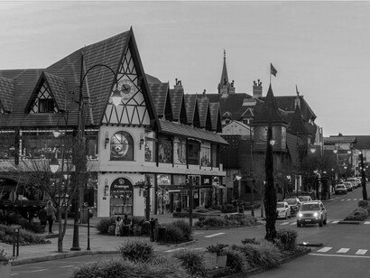 Movimento na Avenida Borges de Medeiros, principal via de Gramado. Para pessoas mais introvertidas, ambientes movimentados podem ser fascinantes, mas também exigem pausas para preservar o equilíbrio entre curiosidade e descanso. A principal avenida de Gramado reúne lojas, restaurantes e milhares de visitantes ao longo do ano. O desafio para muitos introvertidos não é evitar esses lugares, mas aprender a vivenciá-los no próprio ritmo