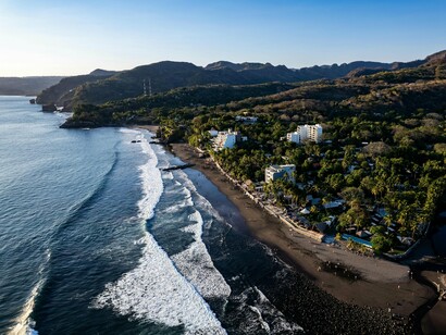 Waves breaking along El Zonte Beach in La Libertad, El Salvador, reflecting the scenic landscapes that attract visitors from across Latin America