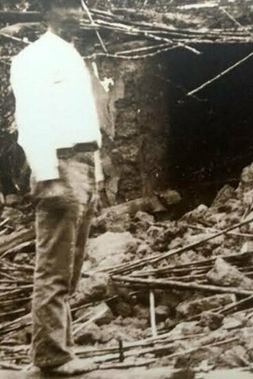 De pronto todo quedó convertido en paredes derruidas, grietas en el pavimento, tejados caídos y féretros fuera del nicho