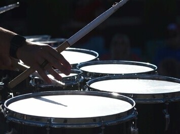 Oggi, l'R&B continua a evolversi, mescolando influenze elettroniche e trap, con nuovi artisti come H.E.R., The Weeknd e SZA che rappresentano la nuova generazione di questo genere musicale sempre in trasformazione