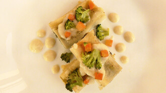Cannelloni con sfoglia senza uova farciti con patate e bieta, guarniti con cubetti di carote, broccoli e vegan besciamella