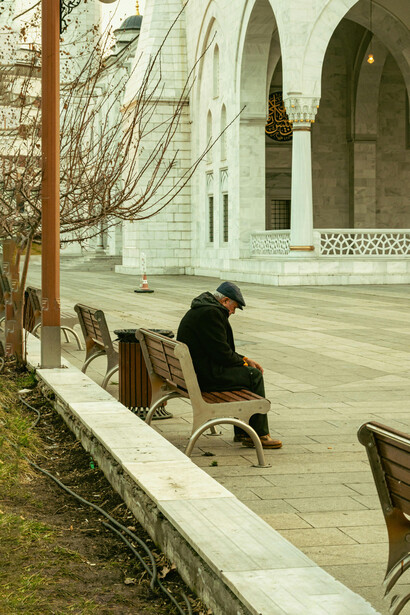 En una semana sentado el hombre pierde la pinta de señor de clase media y todo en él llama la atención