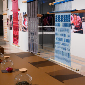 The colours of the Earth. Modern textile art in Mexico, exhibition view. Courtesy of Weltmuseum Wien