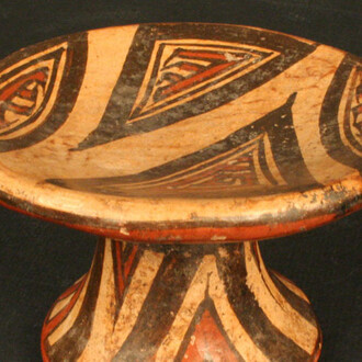 Plato polícromo con pedestal

Materiales: Cerámica

Clásico 600- 900 d.C.

Medidas: 55mm de alto