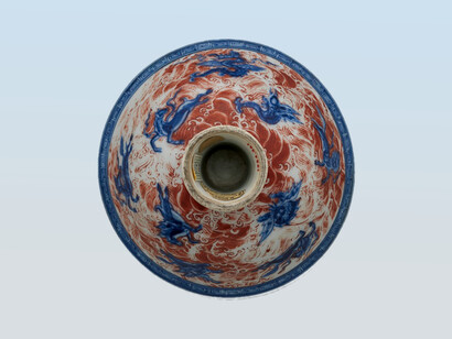 Ciotola d'altare con animali alati tra le onde. Vista piatto inferiore. Porcellana dipinta con smalto blu cobalto sotto e rosso su smalto trasparente (ceramica Jingdezhen). Dono di Alan e Simone Hartman, 1984. Met Museum, New York, USA