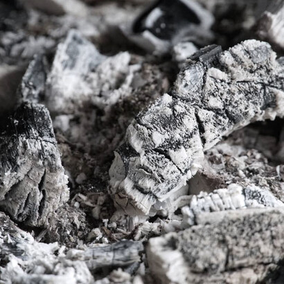 Miro a mi alrededor y descubro que hay mucho polvo en el suelo, sobre los muebles, en mi vida