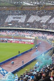 Il Napoli trionfa conquistando il suo quarto scudetto, accendendo l’entusiasmo di un’intera città: un successo costruito con passione, gioco spettacolare e il cuore di una squadra che ha saputo sognare e vincere