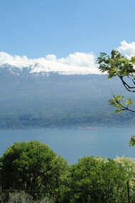 Paesaggio acqua cielo e neve