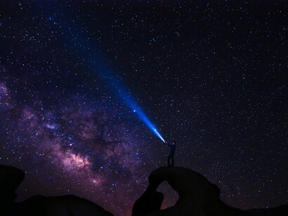 Linguaggio e comunicazione con gli extraterrestri. Alcuni scienziati ritengono che il linguaggio degli extraterrestri possa essere basato su principi universali, come la logica, la matematica e la fisica, che potrebbero facilitare la traduzione e la comprensione