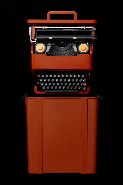 Ettore Sottass und Perry A. King, Schreibmaschine „Valentine“, 1969 . Mit freundlicher Genehmigung des Museums für Kunst und Gewerbe Hamburg