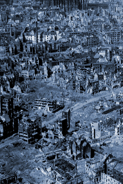 Im Zweiten Weltkrieg starben fast sieben Millionen Deutsche, etwa eine halbe Million Briten und Amerikaner sowie rund 25 Millionen Sowjetbürger. Bild: Köln, Deutschland, im Jahr 1945