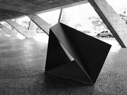 O MAM RJ não é apenas um lugar para contemplar obras. Ele é um espaço de vivência. Oficinas, encontros com artistas, palestras e sessões de cinema transformam o museu em um ambiente dinâmico, onde o público participa ativamente