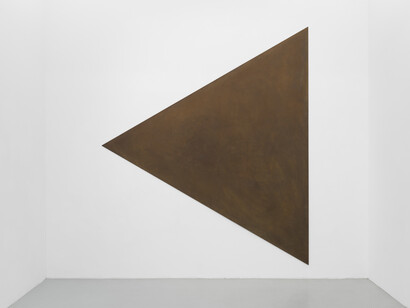 Richard Serra, Untitled, 1978, Corten steel equilateral triangle, 335 cm/132 in length of each side of the triangle; depth 0.6 cm / 1/4 in
© 2015 Artists Rights Society (ARS), New York, DACS, London. Courtesy Hauser & Wirth 
