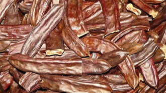 Vagens de alfarroba. O seu aroma é semelhante ao cacau, e por isso, a farinha de alfarroba é utilizada como seu sucedâneo. Contudo, outras características diferenciam-nos