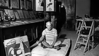 El pintor español, Pablo Picasso, en su atelier