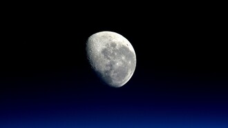 Il 1° aprile 2026 Artemis II ha riportato quattro astronauti nei pressi della Luna, oltre cinquant’anni dopo Apollo 17, completando con successo un volo di circa dieci giorni attorno al nostro satellite. Foto della Luna, credits: NASA