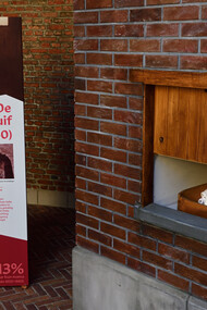 This replica represents a baby hatch installed in 1812 at the Foundlings’ House on St. Rochus Street, founded in 1532. Children left there were cared for until about age ten before being sent to the Maagdenhuis. Created during the French regime’s reforms, the hatch remained in use until 1860. In its first two years, 414 infants were placed inside. A bell signaled each arrival, and caregivers kept warm milk and bandages ready for immediate care
