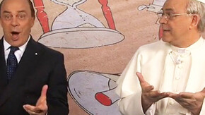 Maurizio Crozza nella doppia imitazione di Silvio Berlusconi e Papa Francesco