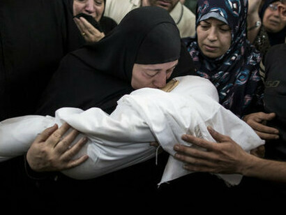Una madre palestina llora su bebé muerto