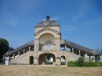 L'escalier du sanctuaire de Sainte-Anne d’Auray. Le sanctuaire de Sainte-Anne d'Auray est un lieu important de spiritualité et de dévotion en Bretagne
