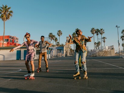 Amigos se divertindo em patins