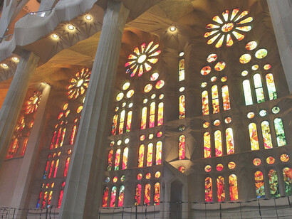 Sagrada Familia, Barcellona, Spagna. All'interno Gaudí ha creato un ambiente unico, in cui la luce naturale filtra attraverso vetrate colorate, creando un'atmosfera magica e surreale