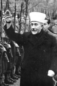 Amin Al Husseini junto a los SS voluntarios bosnios, noviembre de 1943