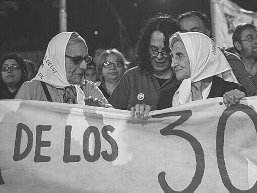 Inés et Lolín, Mères de Plaza de Mayo Filiale Neuquén et Alto Valle, lors de la Marche du 24 mars en commémoration de la dictature, 24 mars 2018. Photo par Tati Arregui