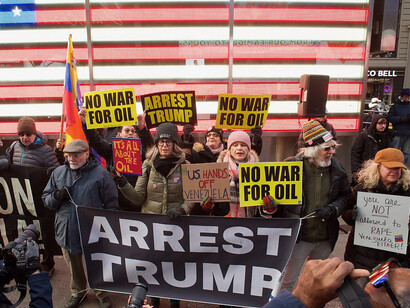 Manifestantes se reúnen en Times Square contra la invasión de Venezuela y el secuestro de Nicolás Maduro por parte de EE.UU, 3 de enero de 2026