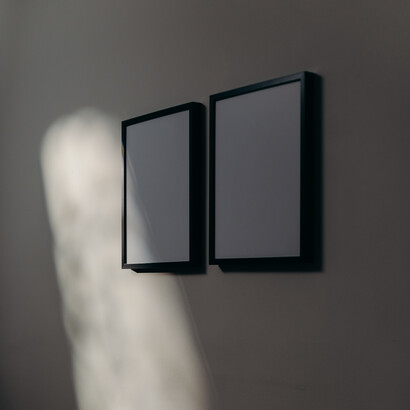 Quadros vazios pendurados na parede de um museu