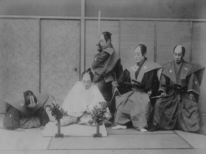 Seppuku con abbigliamento rituale, tratto da un'opera teatrale dell'epoca Meiji, 1897
