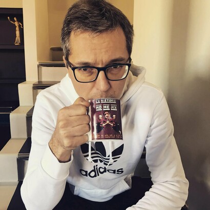 Daniele trucco beve da una tazza con copertina  del singolo "La storia non mi va"