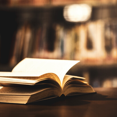 Esta forma de leer implica escuchar voces múltiples, especialmente aquellas silenciadas por el mercado o el canon dominante