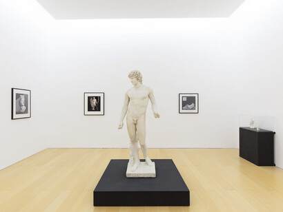 Robert Mapplethorpe. Coreografia per una mostra / Choreography for an Exhibition. Veduta della mostra al Madre · museo d'arte contemporanea Donnaregina, Napoli. Foto © Amedeo Benestante. All works copyright © Robert Mapplethorpe Foundation.