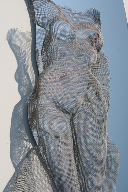 Nudo con rete metallica